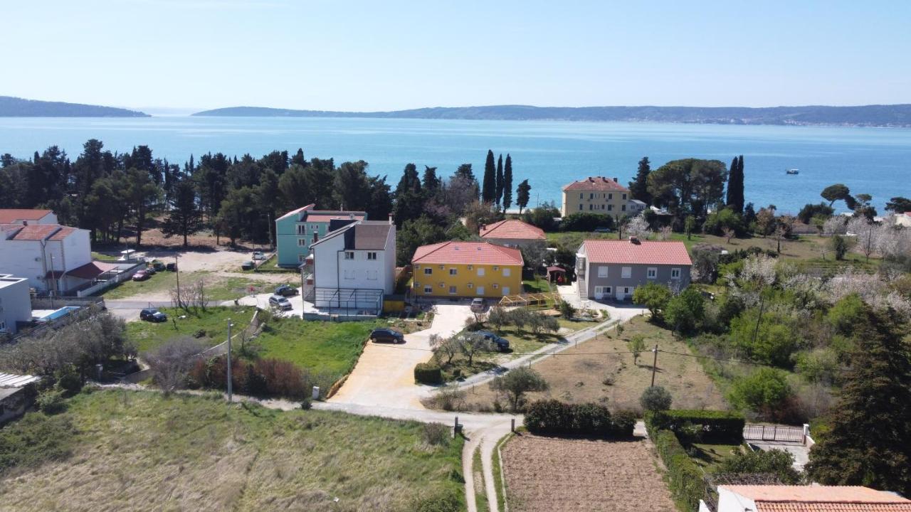 Spacious Apartment Close To The Sea In Kastel Luksic Kaštela Exterior foto