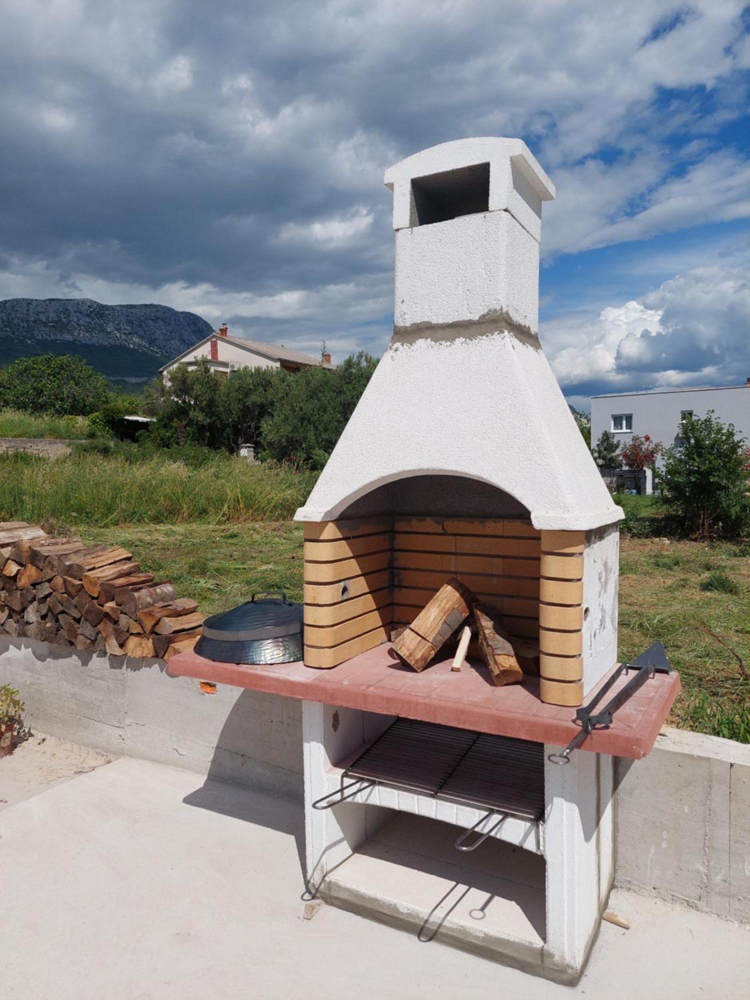 Spacious Apartment Close To The Sea In Kastel Luksic Kaštela Exterior foto
